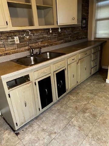 7275 Meadow Avenue, Warren, MI 48091