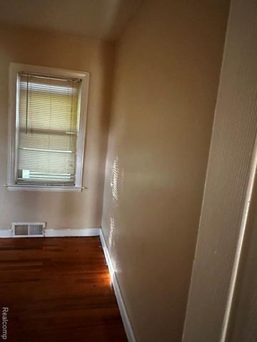 7275 Meadow Avenue, Warren, MI 48091