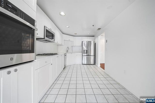 502 Smith Court R502, Edgewater, NJ 07020