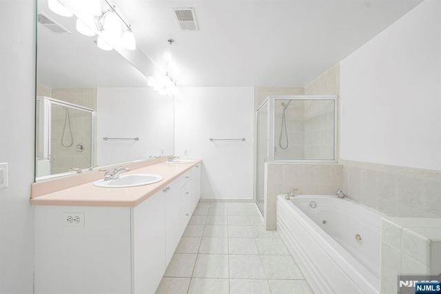 502 Smith Court R502, Edgewater, NJ 07020