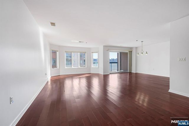 502 Smith Court R502, Edgewater, NJ 07020