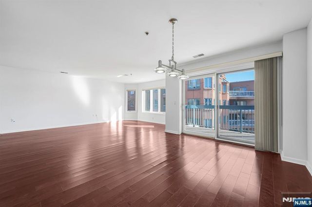 502 Smith Court R502, Edgewater, NJ 07020