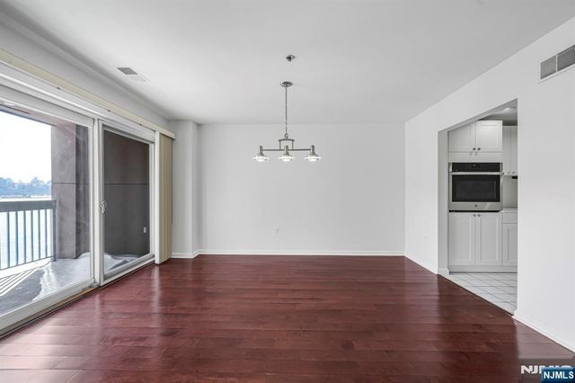 502 Smith Court R502, Edgewater, NJ 07020