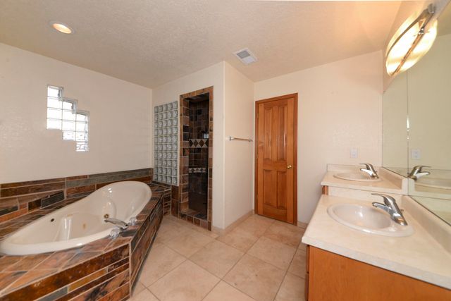 6425 Guadalupe Place NW, Los Ranchos, NM 87107