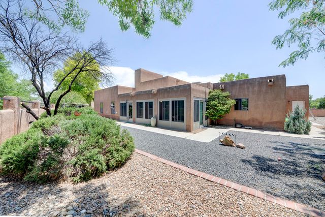 6425 Guadalupe Place NW, Los Ranchos, NM 87107