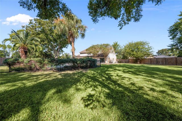 4702 Bayou Vista Drive, Houston, TX 77091