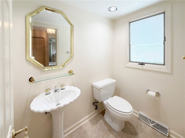 139 St Thomas Dr, Patterson Twp, PA 15010