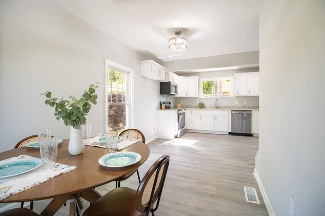 1421 ASHBY ST, Staunton, VA 24401