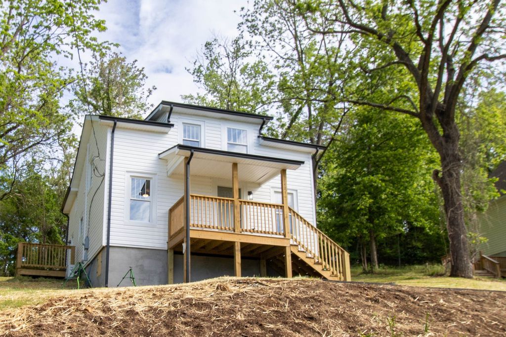 1421 ASHBY ST, Staunton, VA 24401