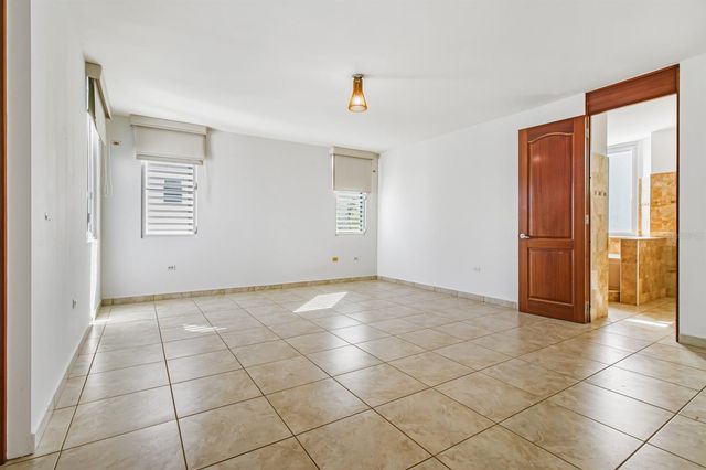 740 MAR DE BENGAL 740, Dorado, PR 00646