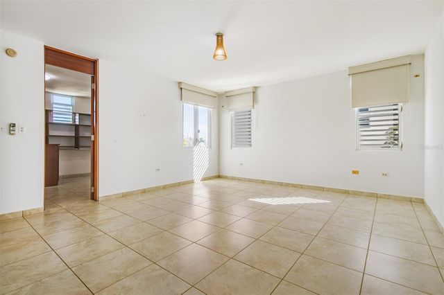 740 MAR DE BENGAL 740, Dorado, PR 00646