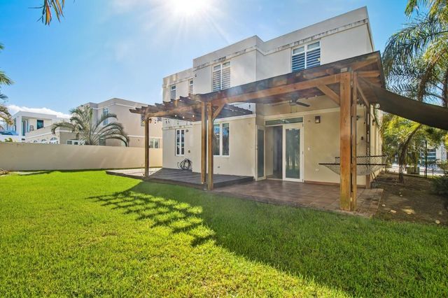 740 MAR DE BENGAL 740, Dorado, PR 00646