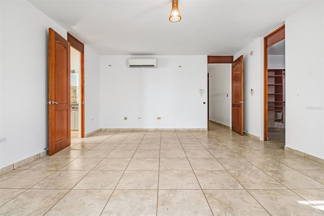 740 MAR DE BENGAL 740, Dorado, PR 00646