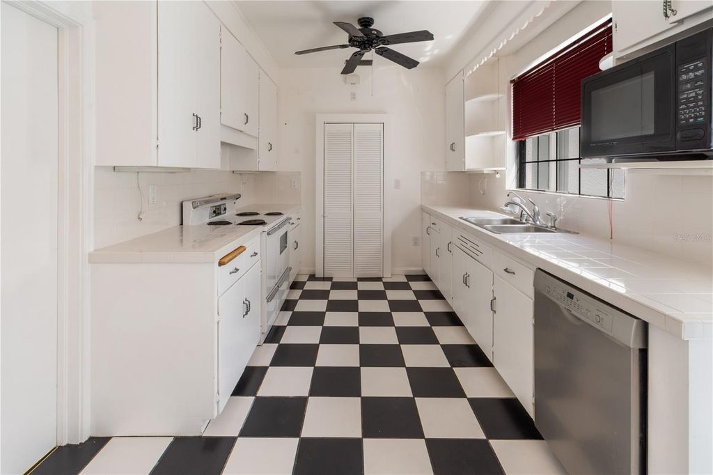 Image 12 of property listing at 420 E BULLARD AVENUE, Lake Wales, FL 33853