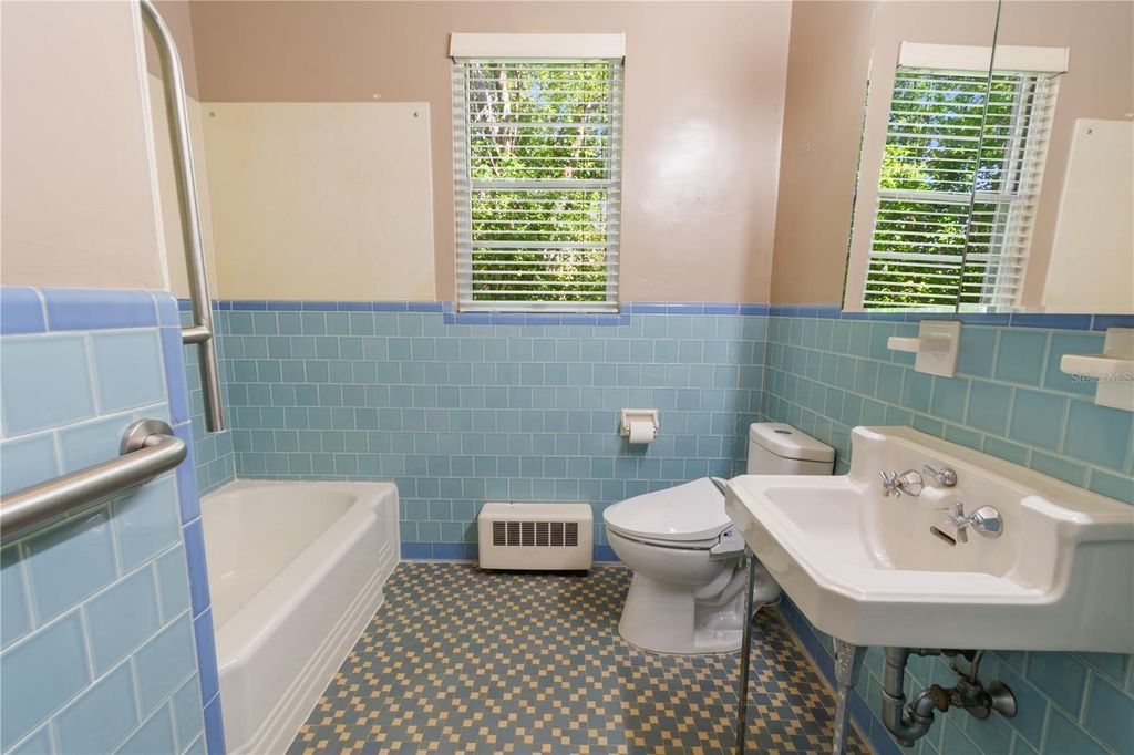 Image 16 of property listing at 420 E BULLARD AVENUE, Lake Wales, FL 33853