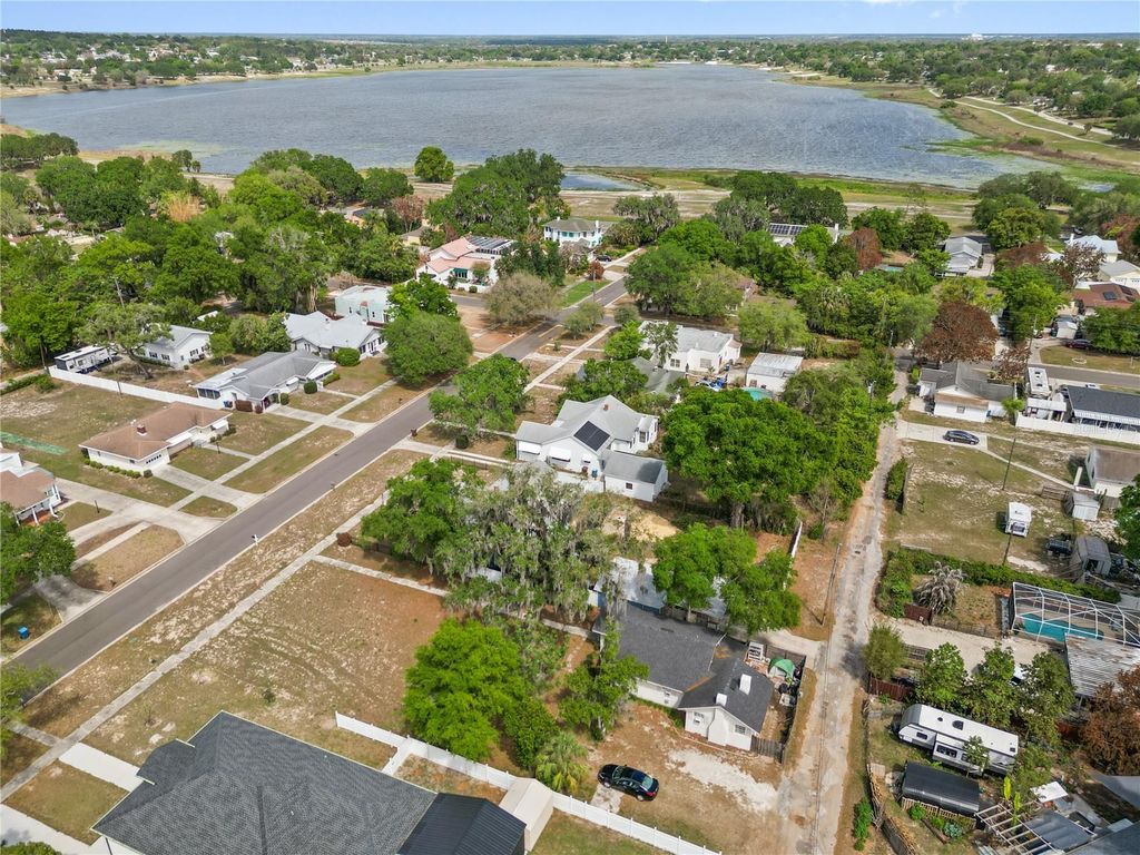 Image 6 of property listing at 420 E BULLARD AVENUE, Lake Wales, FL 33853