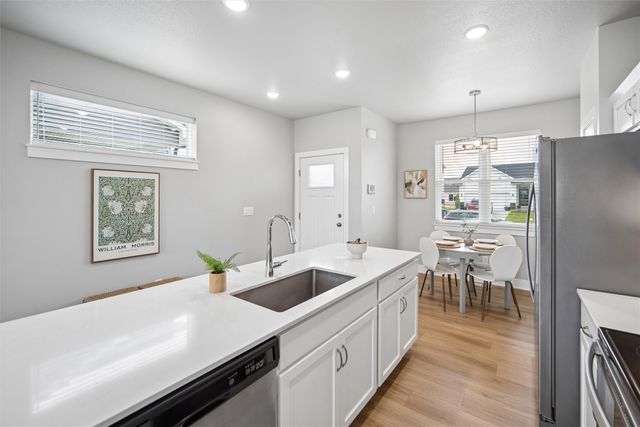 15215 Deerview Drive, Urbandale, IA 50323
