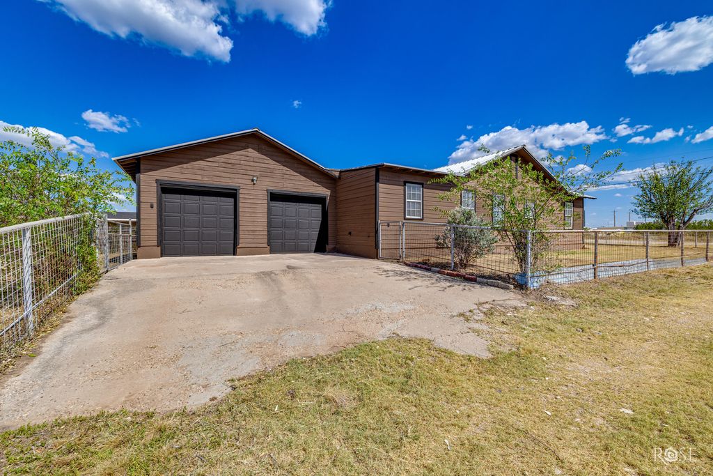 Image 33 of property listing at 606 W Duncan Avenue, Mertzon, TX 76941