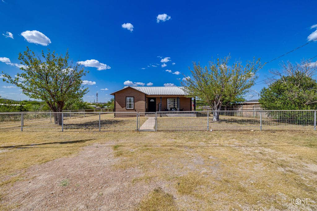 Image 36 of property listing at 606 W Duncan Avenue, Mertzon, TX 76941
