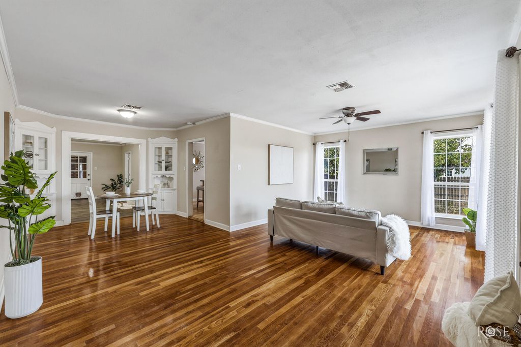 Image 6 of property listing at 606 W Duncan Avenue, Mertzon, TX 76941