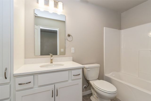 7025 Harlan Eddy Drive SW, Cedar Rapids, IA 52404