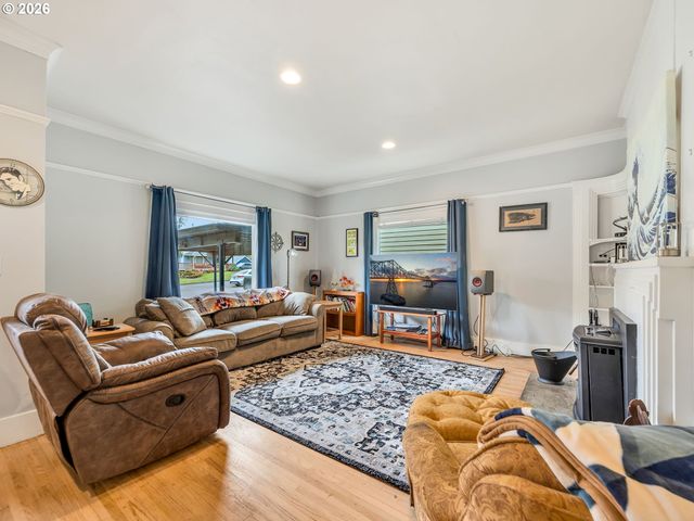 637 NIAGARA Ave, Astoria, OR 97103