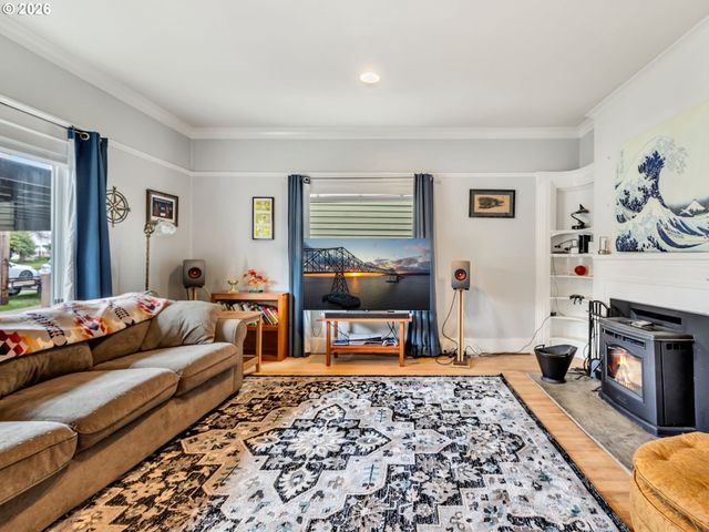 637 NIAGARA Ave, Astoria, OR 97103