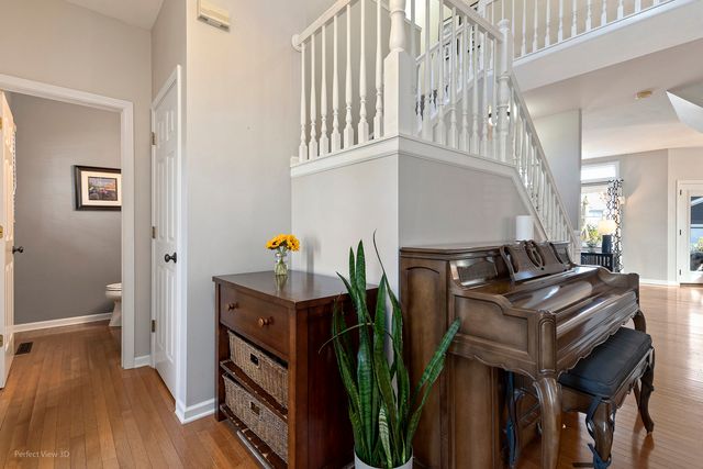 970 Mount Vernon Drive, Grayslake, IL 60030