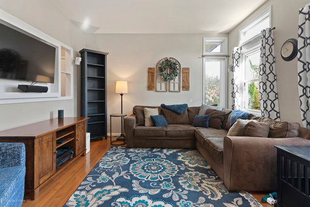 970 Mount Vernon Drive, Grayslake, IL 60030