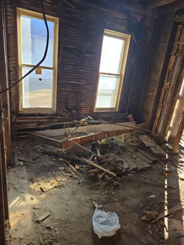 909 W 6th Street, Sterling, IL 61081