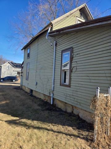 909 W 6th Street, Sterling, IL 61081