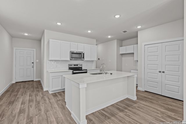 9967 Chavaneaux Lndg, San Antonio, TX 78221