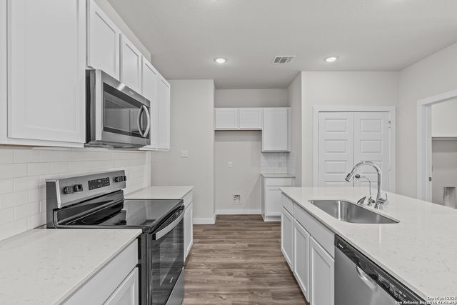 9967 Chavaneaux Lndg, San Antonio, TX 78221