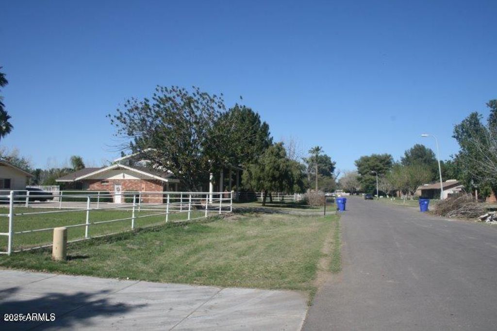 Image 2 of property listing at 802 N ALZORA Way, Tolleson, AZ 85353