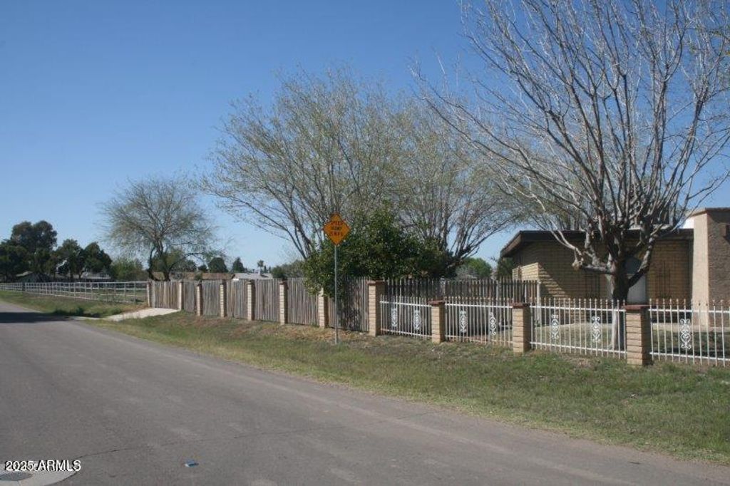 Image 3 of property listing at 802 N ALZORA Way, Tolleson, AZ 85353