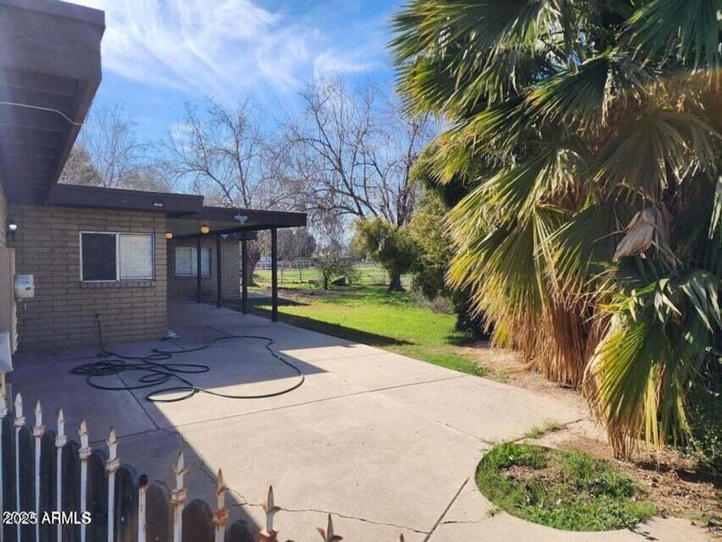 Image 5 of property listing at 802 N ALZORA Way, Tolleson, AZ 85353
