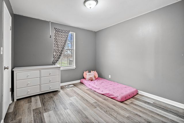 121 Oak Tree Dr, Oak Grove, KY 42262