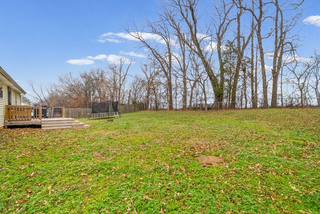 121 Oak Tree Dr, Oak Grove, KY 42262