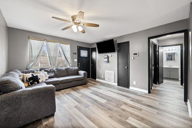 121 Oak Tree Dr, Oak Grove, KY 42262