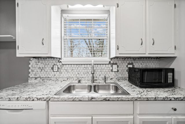 121 Oak Tree Dr, Oak Grove, KY 42262