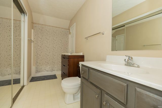 5863 River Walk Circle, Newburgh, IN 47630