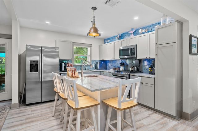 202 S 7th St, Rockport, TX 78382