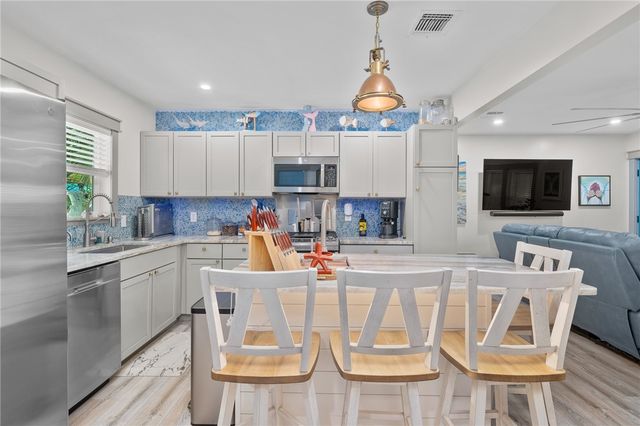 202 S 7th St, Rockport, TX 78382