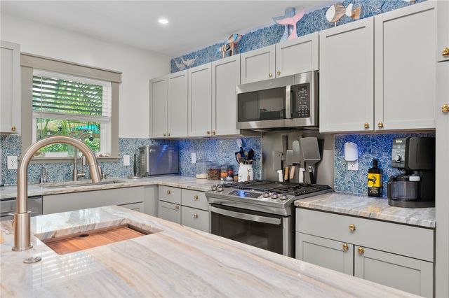 202 S 7th St, Rockport, TX 78382