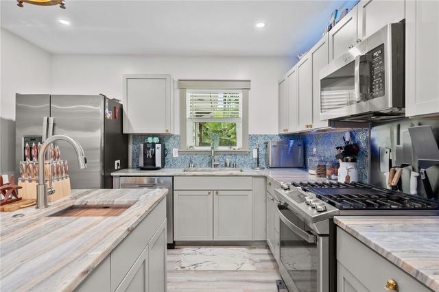 202 S 7th St, Rockport, TX 78382