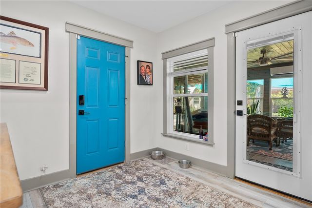 202 S 7th St, Rockport, TX 78382