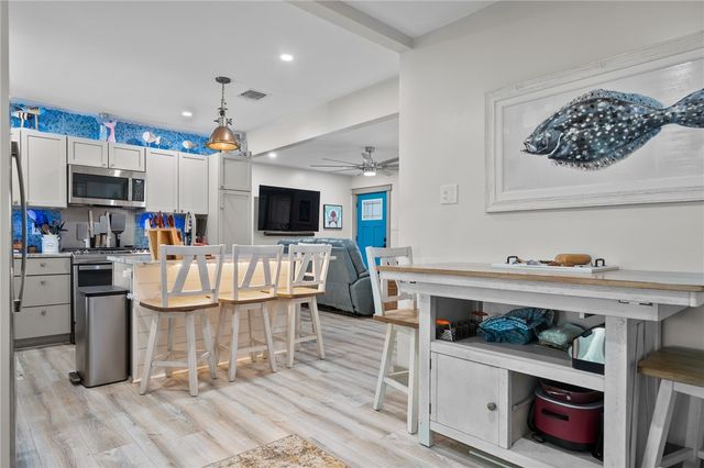 202 S 7th St, Rockport, TX 78382