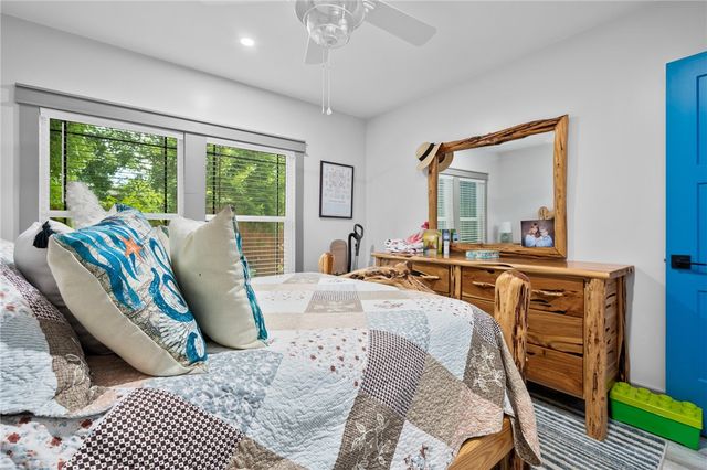 202 S 7th St, Rockport, TX 78382