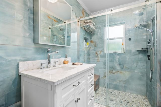 202 S 7th St, Rockport, TX 78382