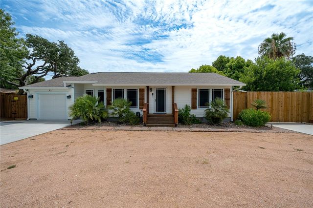 202 S 7th St, Rockport, TX 78382